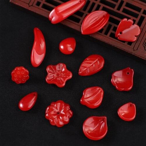 2020 new temperament fashion Porcelain Red 10-20 pieces / batch stained glass petal beaded jewelry pendant necklace DIY results