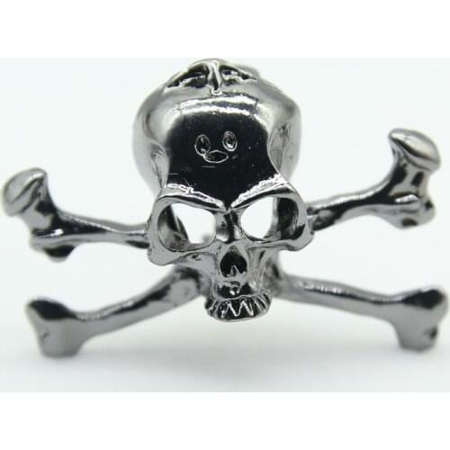 New personality punk skull brooch gun black skull paint brooch suitable for sweater stitch Halloween gifts and accessories