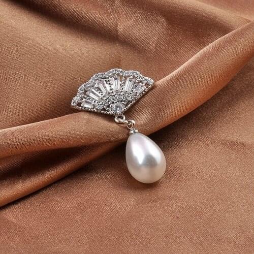 Womens Geometric Brooch Retro Scalloped Pearl Brooches for Women Zircon Anti-exhaust Pin Lapel Pins Clothing Accessories