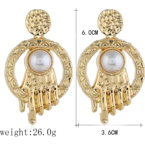 2019 New Design Fashion Hand Palm Shape With Pearl Round Circle Stud Earrings Pendientes Mujer Moda Temperament Jewelry Gifts