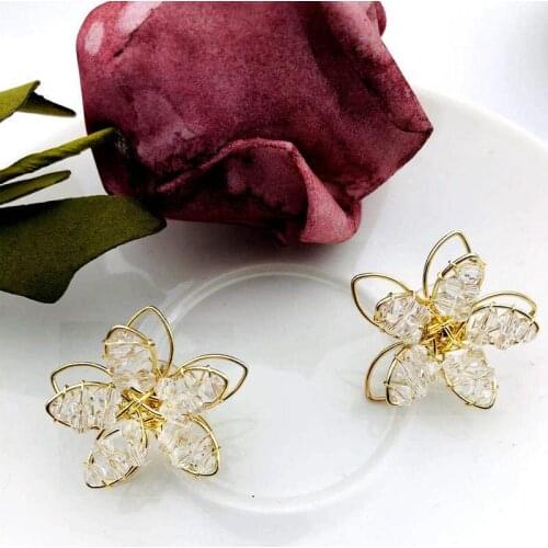 The new retro metal hollow petal earrings are exquisite and fashionable, and the crystal earrings are a special gift for her