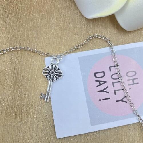 Christmas fashion queen pendant new alloy with flower key-shaped necklace for ladies Christmas gifts