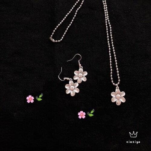 New Cool Flower Pendant Stainless Steel Necklace Long Chain Retro Jewelry Sweetheart for Women Man Friendship Girl Party Gifts