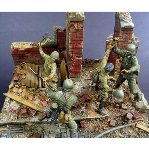 4 resin soldiers, only people 1:35