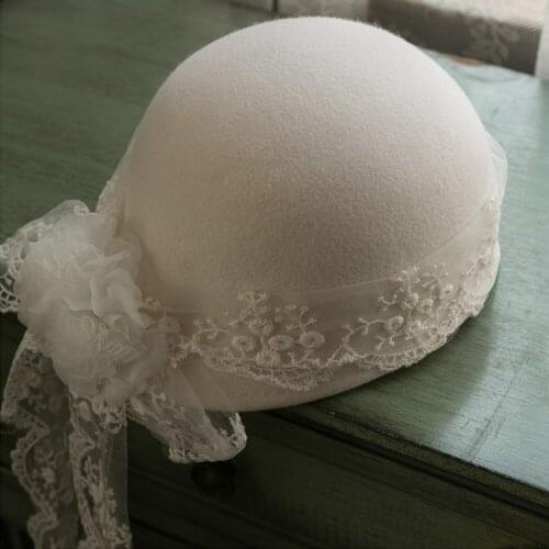 FS White Dome Hat With Mesh Lace Flowers Wool Felt Fedoras Caps Hats For Women Banquet Wedding Church Hats Lady Derby Cloche Cap