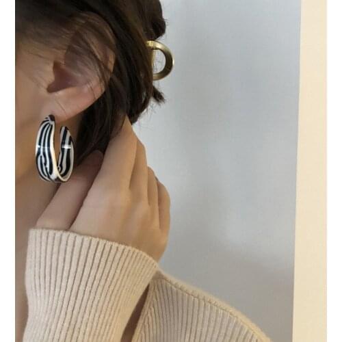 Simple C Shape Color Contrast Chess Stripe Acetate Resin Stud Earrings Women Elegant Design