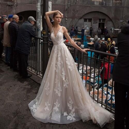 Sexy Champagne A Line Wedding Dresses Sleeveless Lace Applique Backless Wedding Gowns V Neck Robe De Mariage Bride Dress