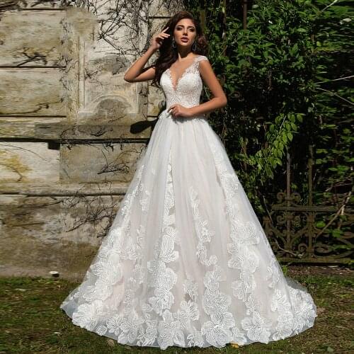 2021 Bohemian V-Neck Off The Shoulder A-Line Wedding Dresses Illusion Buttons Back Floral Appliques Sleeveless Bridal Gowns