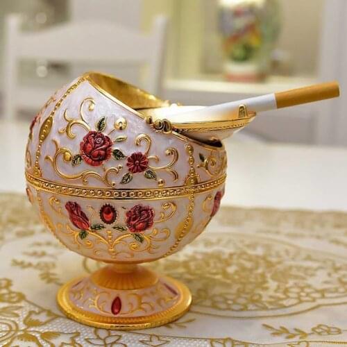 Durable Portable Alloy Round Ball Ashtray Car Mini Ashtray Relief Stamped Pattern Gift For Men Women Tobacoo Ash Container