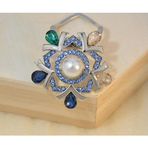 2020 newest scarf clip buckle brooch crystal jewelry round silk scarf jewelry class Bauhinia flowers Scarf pin with Rhinestones