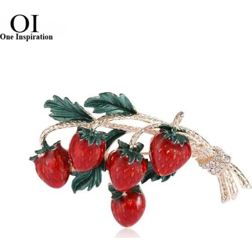 OI Exquisite Strawberry Brooch Fruit Enamel Pins Crystal Jewelry Girls Dress Hat Accessories Appointment Bijoux