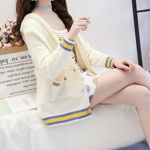 2021 autumn and winter loose outer wear jacket lazy wind top sweater women Korean version of the new student knitted cardigan