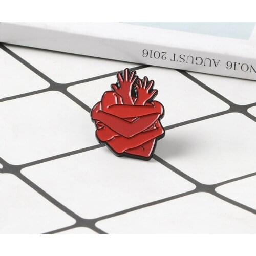 Creative Organ Heart Enamel Pins Badges Bloodthirsty Hug Brooch Dark Red Arms Lapel Denim Shirt Collar Punk Fashion Jewelry