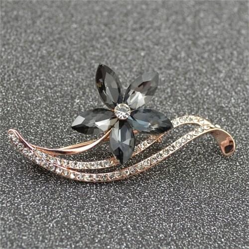 Qianraq 5-Leaves Flower Crystal Brooch Badge Pin Needle Womens Chest Brooch For Wedding Bouquet