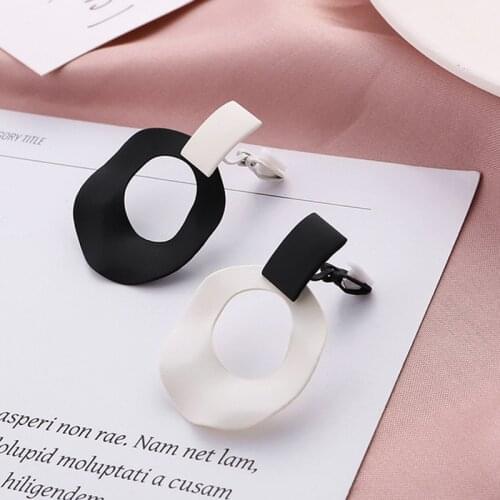 2021 New Fashion Metal Geometric Clip on Earrings No Pierced for Women Clip Hoop Cuff Earrings Ear Clip Clip Hoop Cuff Earrings