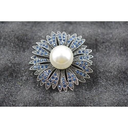 Europe and the United States jewelry 2021 new brooch crystal from Swarovskis High-grade metal brooch Fashion womens scarf