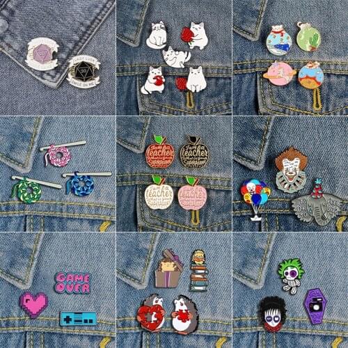 2-7 Pcs/Set Cartoon Strawberry Cat Badge Cute Hedgehog Clown Astronaut D20 Metal Brooch Fashion Fun Lapel Backpack Jewelry Gifts