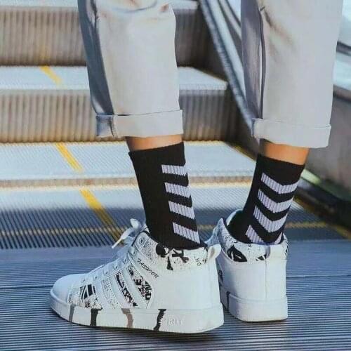 Men Black White Stripe Cotton Socks Harajuku Trendy Hip Hop Sports Sock Personaly Street Skateboard Couples Soxs Male Long Sox