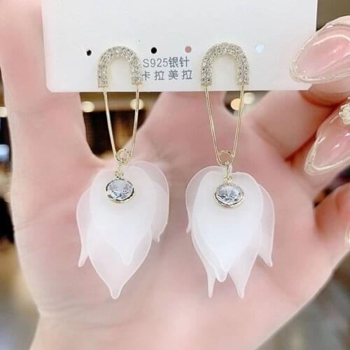 Gold pin pin earrings, white flow leaf pendant, stylish, simple and fresh Women jewelry Bohemian female Elegant jewelry