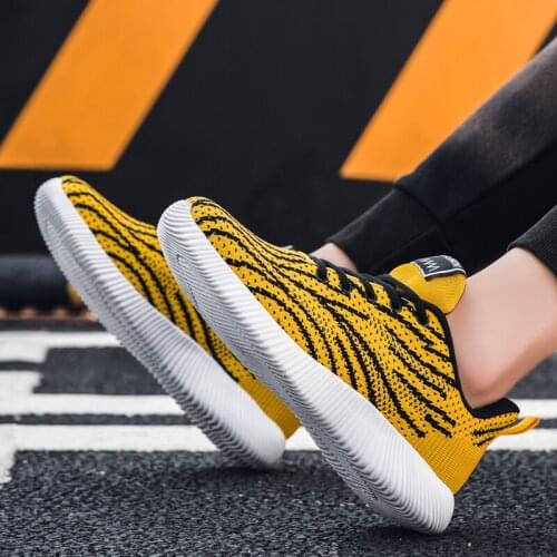 2020 Fashion New Men Sneakers Flat Casual Shoes for Men Mesh Breathable Walking Sports Running Shoes Summer Black White Big