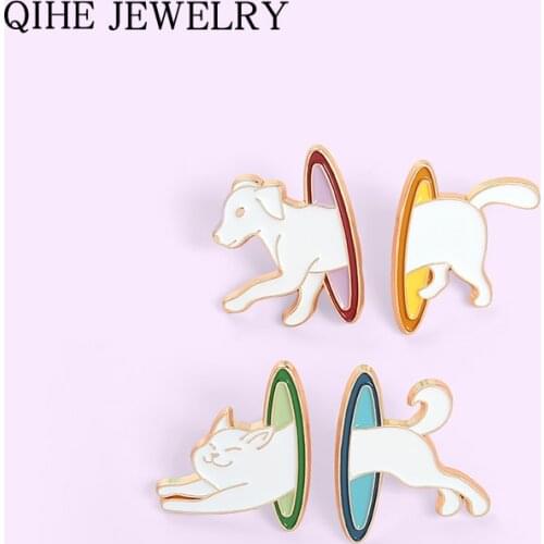 Jump Enamel Pin Cartoon Dog Cat Brooches for Women Fashion Cute Lapel Pin Backpacks Animal Badge Jewelry Gift 2021 Wholesale