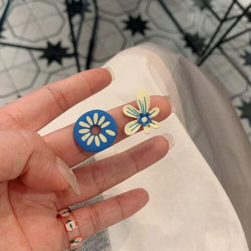 Korean Cute Ear Studs Asymmetry Flowers Earrings for Women 2021 Fashion Girls Sweet Floral Stud Earrings Female Delicate Jewelry