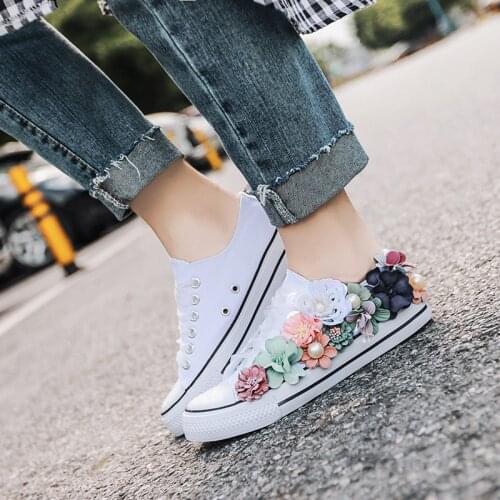 2020 spring and summer new custom handmade three-dimensional beaded flowers lace casual shoes fashion flat low canvas shoes