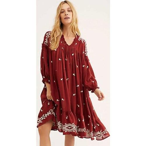 The new summer Bohemian holiday beach loose size dress retro ethnic embroidery dress lace v-neck chiffon dress