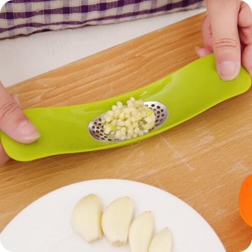 1PC Plastic garlic press grinding slicer mincer metal novelty kitchen accessories design ginger crusher chopper cutter Ok 0250