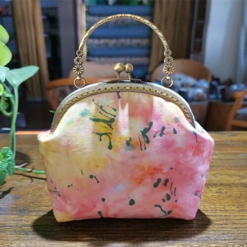 A variety of styles are simple with flower pattern embroidery bag fashion womens bag to send embroidery hoop bag chain