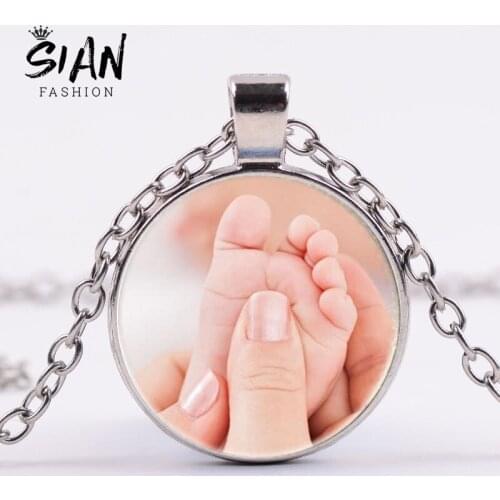 SIAN Cute Baby Foot Mom Hand Necklace Small Feet Crystal Picture Charms Pendant for Son Daughter Birth Day Gift Souvenir Jewelry