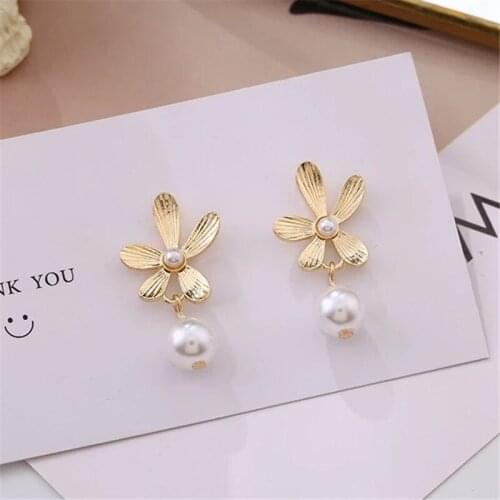 SHANGZHIHUA Pearl stud earring, Korean fashion small Daisy fashion Earrings, womens earrings, 2020 New jewelry