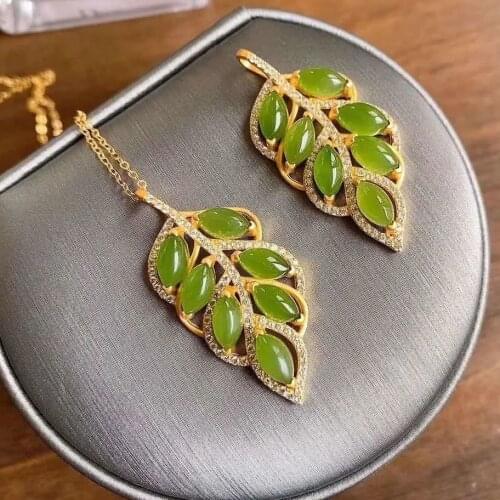 Natural Hetian Jasper Leaf Pendant Necklace Chinese retro unique ancient gold craft fresh and elegant womens jewelry