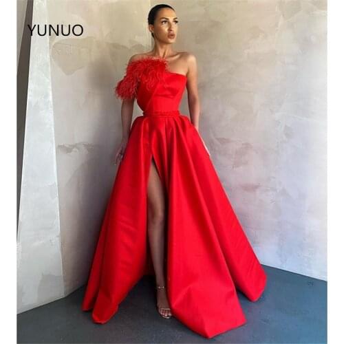 YUNUO Red Strapless High Split Prom Dresses with Feathers Pockets 2021 A Line robe de soirée Satin Evening Formal Dresses Long