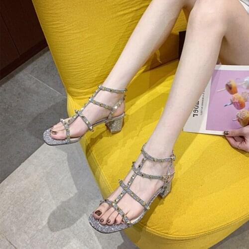 2021 New Shoes Women Summer Models Square Head Rivet Sandals T-shaped Buckle Womens Hollow Fashion Shoes