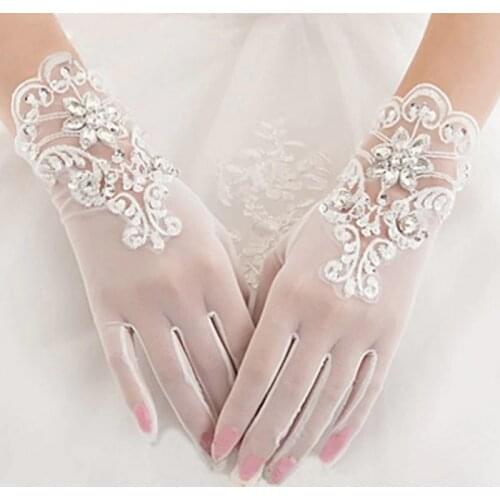 2020 Short White Tulle Brida Wedding Gloves Wrist Length Lace Appliqued Beaded Woman Bridal Party Gifts 2018 New Arrival
