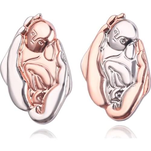 Newborn baby in hands shape brooch fashion medical broche lapel pin Women Men cute metal pins badges for mother jewelry gifts