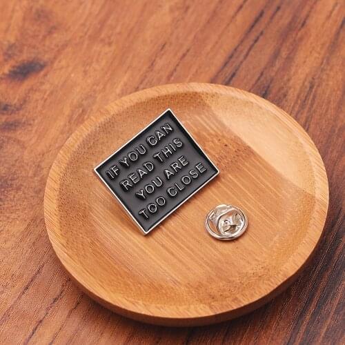 IF YOU CAN READ THIS YOU ARE TOO CLOSE Brooch Funny Phrase Enamel Pins Pink Black Badges Jewelry Gifts To Friends Shirt Pin