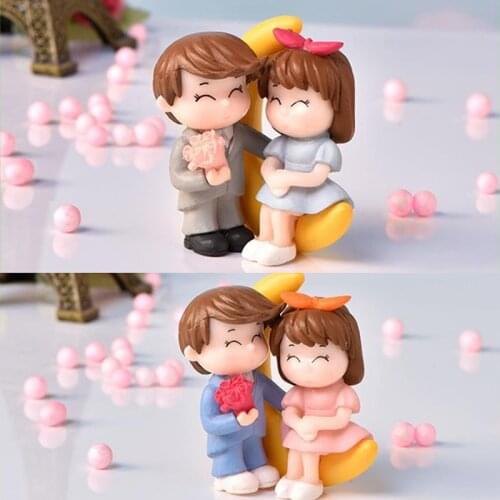 Mini Moon Giving Flowers Couple Figures Sweety Lovers Couple Ornament For Fairy Garden Figurines Miniature Home Decoration