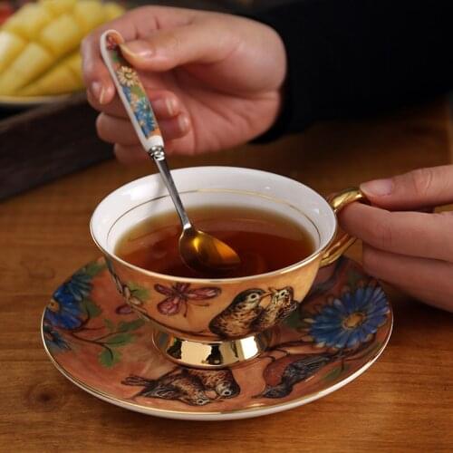 European Bone China Coffee Cup Saucer Set Royal Classic Handmade White Porcelain Tazas Para Cafe Coffee Mugs Gold Handle EE50BD