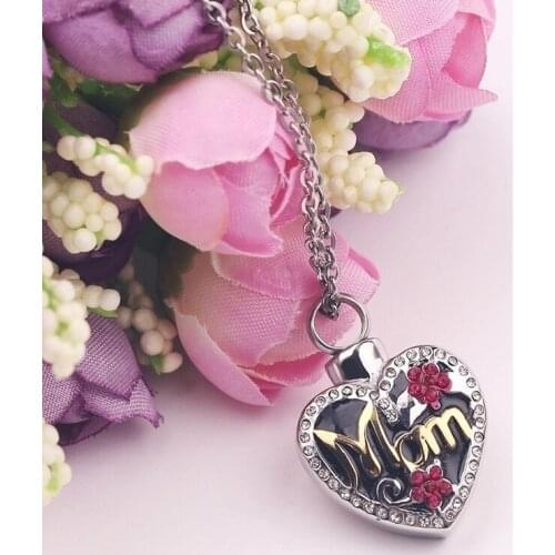 New Heart-Shaped Letter Mom Small Paw Print Pattern Pendant Necklace Womens Necklace Crystal Inlaid Pendant Accessories Jewelry