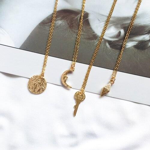 Vintage Gold Color Geometric Moon Disc Key Pendant Necklaces for Women Simple Roman Portrait Coin Choker Necklace Chic Jewelry