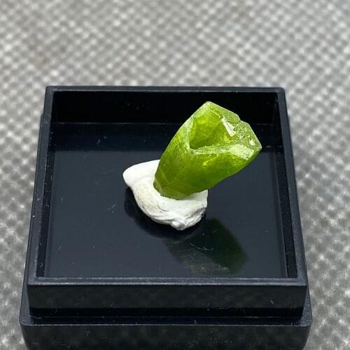 Natural pyromorphite mineral espécime pedras e cristais coleção pedras preciosas quartzo do tamanho da caixa de china 2.7 cm 11