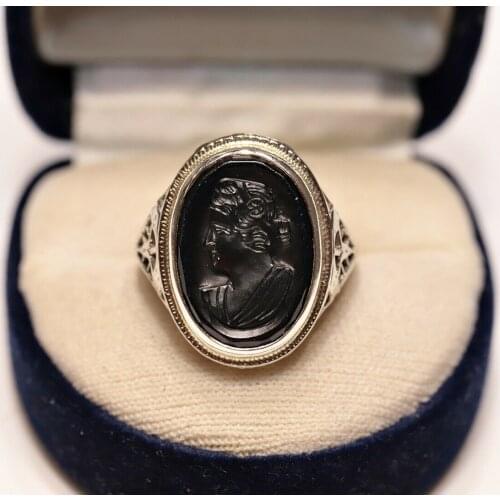 ANTIQUE ORIGINAL 18K GOLD ART DECO ONIKS STONE LADY DECORATED RING