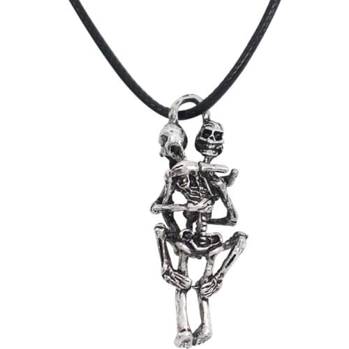 Fashion Mens Necklace Skull Embrace Pendant Retro Metal Pendant Gothic Jewelry Mens Necklace Fashion Gift Hot Sale