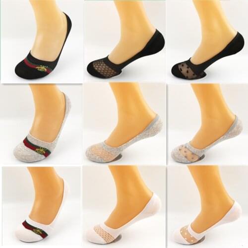 A pair of womens ultra-thin invisible socks new Japanese style, non-slip silicone socks, breathable shallow mouth crystal socks