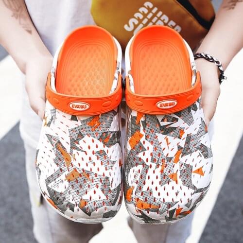 2021 New Fashion Sandals Men Clogs Slippers Soft Bottom Beach Sandals Men Clog Sandals Comfortable Breathable Zapatos Hombre