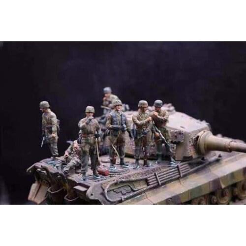 8 German soldiers in World War II need to assemble and paint by themselves 1:35