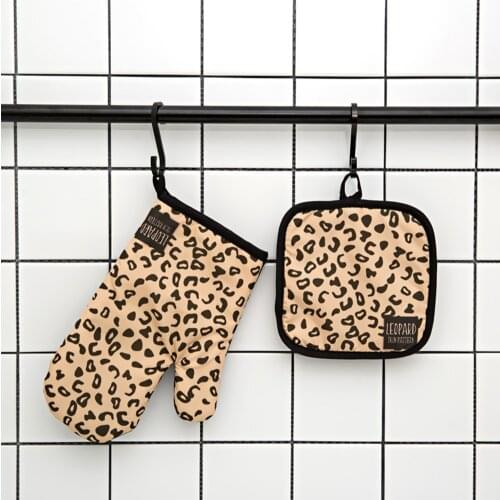 Cows Leopard Pattern Insulation Pad Baking Cooking Microwave Gloves Oven Mitts Potholder Pad Set Pot Holders Kitchen Accessories
