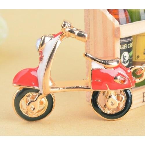 Korean Version of The New Red Locomotive Alloy Keychain Girl Fashion Bag Pendant Pendant Toy